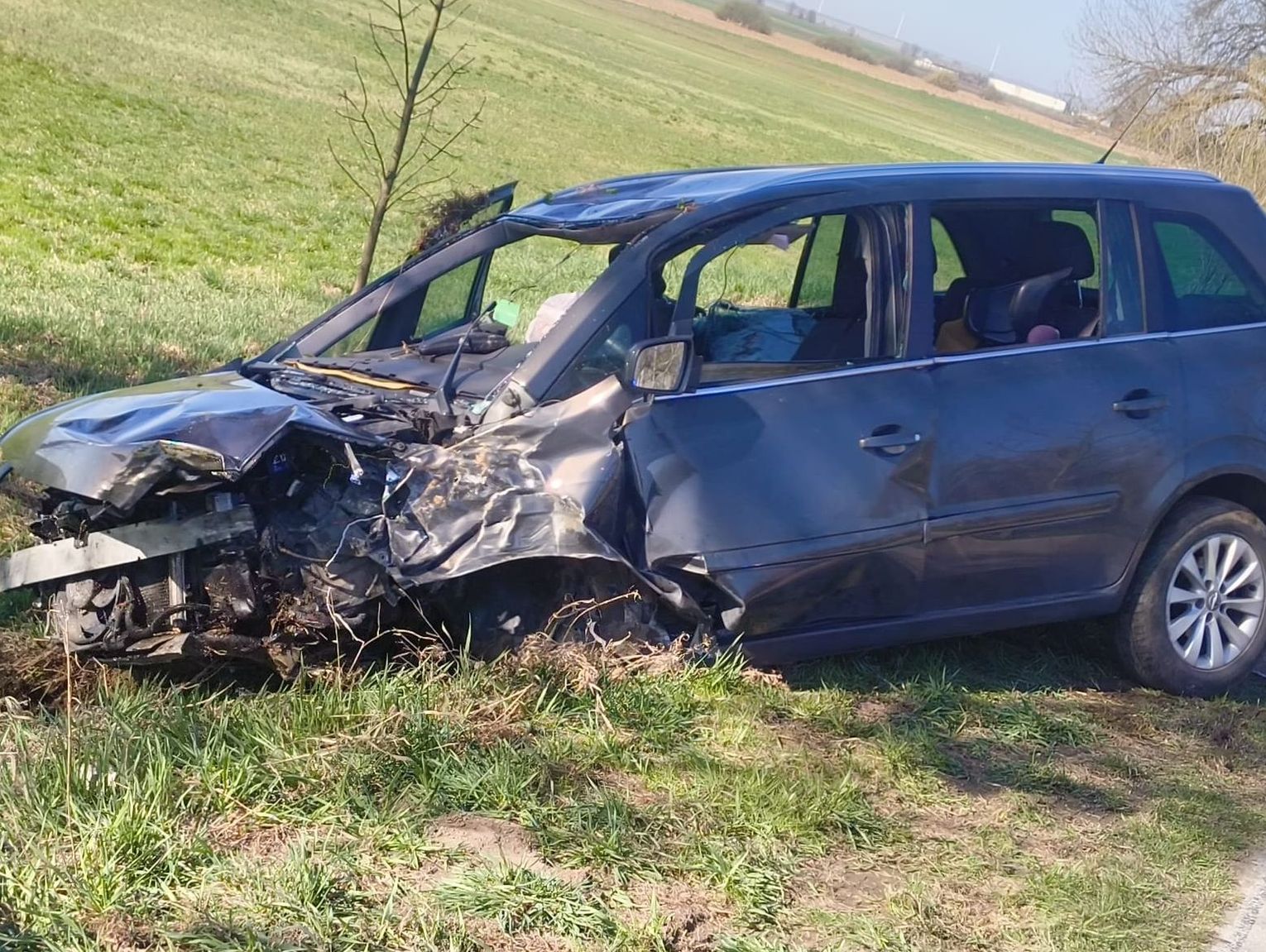 Gmina Jarczów: Wypadł z drogi, uderzył w drzewo i dachował. Kierujący był pijany