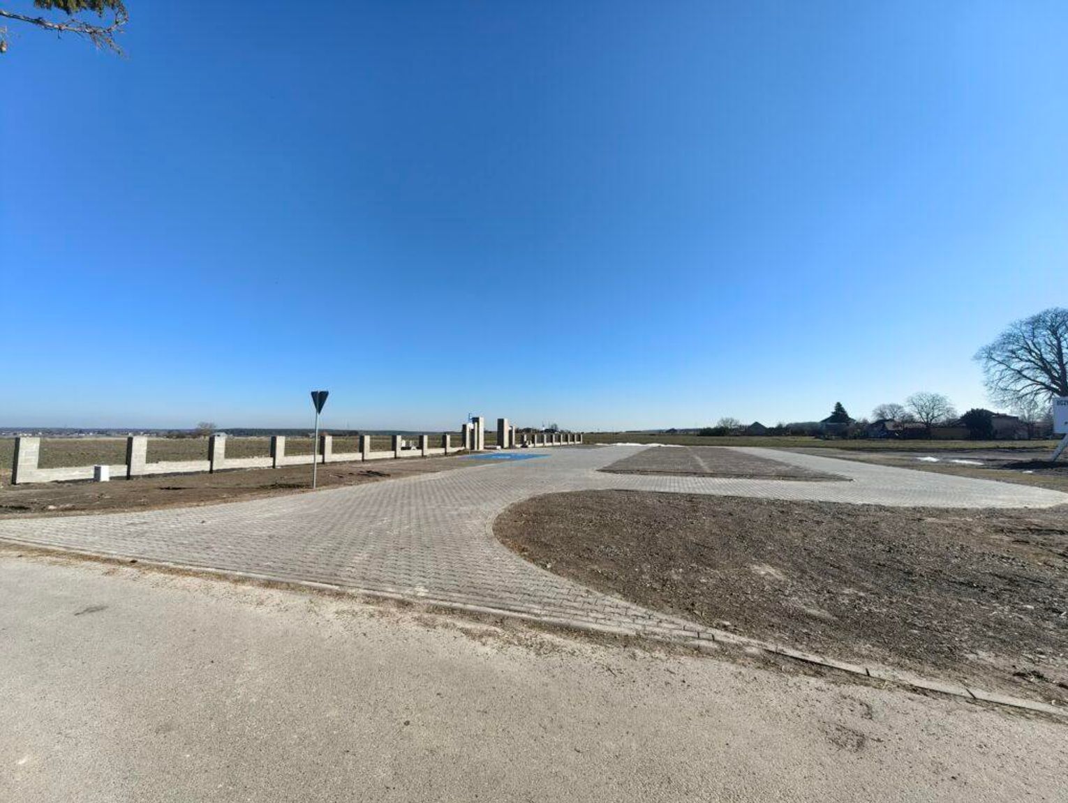 Gmina Łabunie: Parking przy cmentarzu otwarty