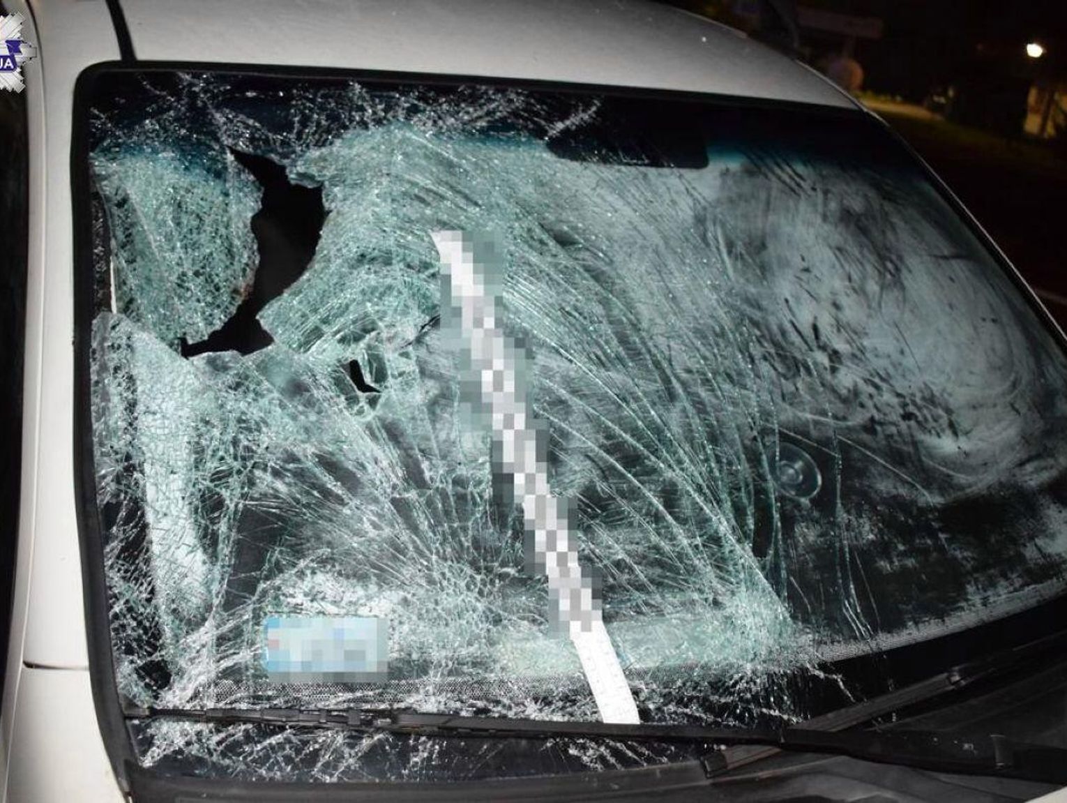 Gmina Łabunie: Pijany przechodził przez jezdnię, potrącił go samochód. Pieszy trafił do szpitala [ZDJĘCIA]