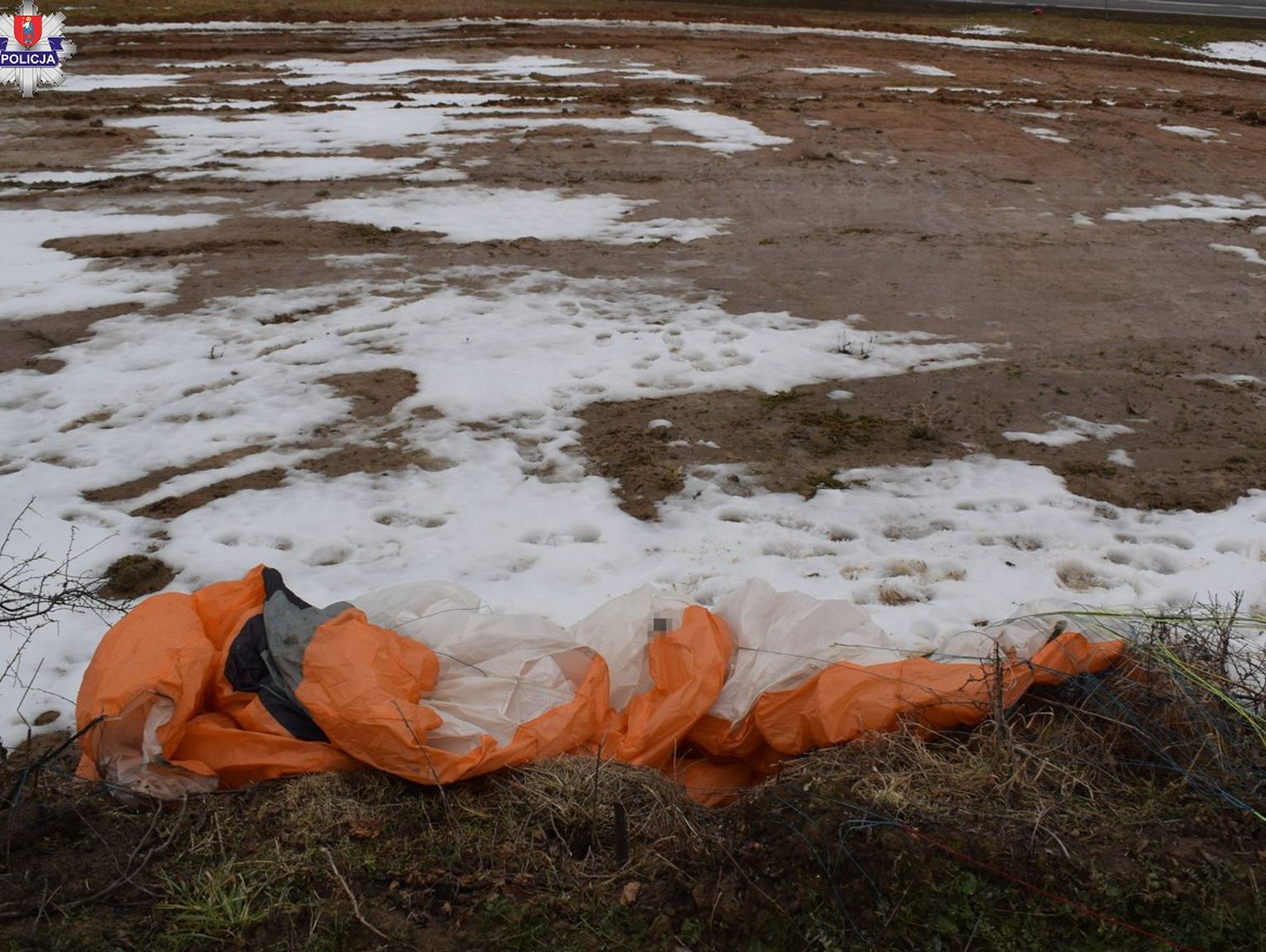 Gmina Radecznica: Paralotniarz runął na ziemię. Ciężko rannego 58-latka zabrał śmigłowiec LPR