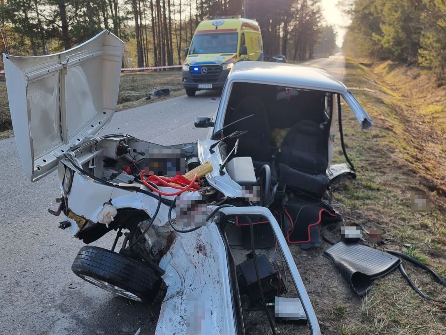 Groźny wypadek w biłgorajskim. Fiat 126p rozpadł się na dwie części! W środku był 7-latek [ZDJĘCIA]