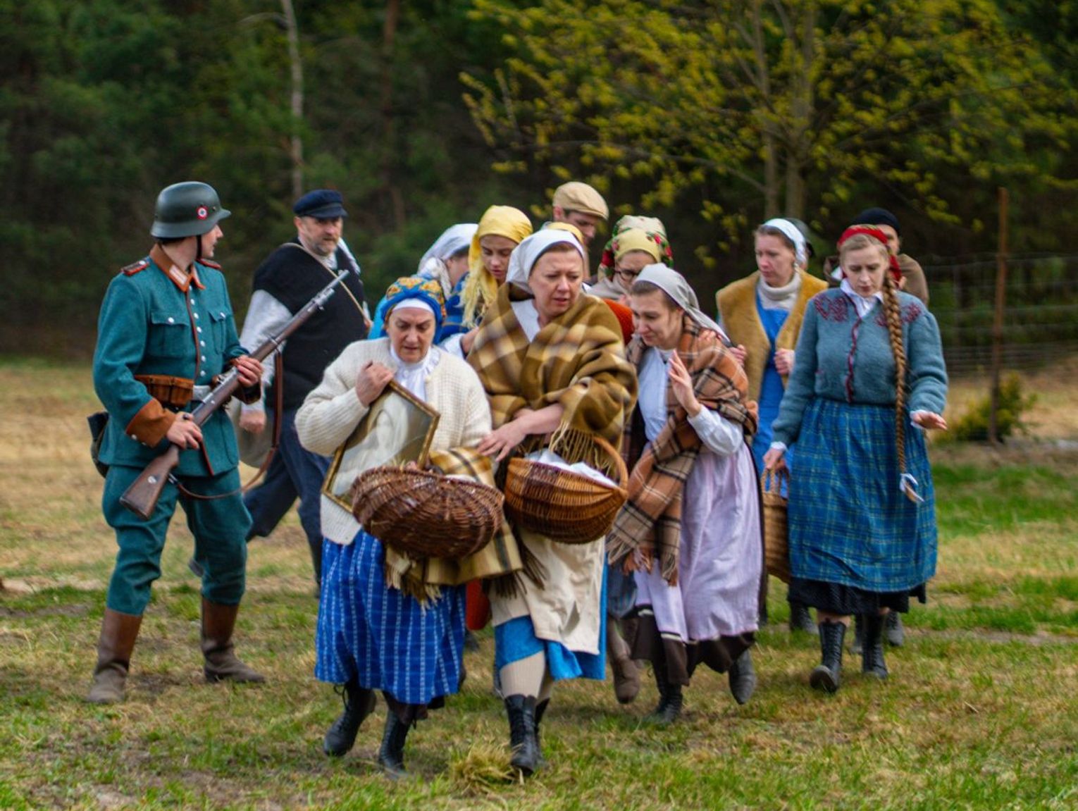 Historia na polach pod Zaborecznem. Ponad 100 rekonstruktorów i ogromna widownia [ZDJĘCIA]