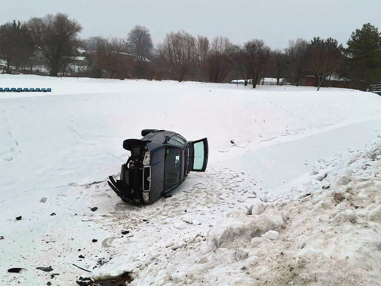 Hrubieszów: Skoda na tafli lodu. Samochód wypadł z drogi i wylądował w kanale