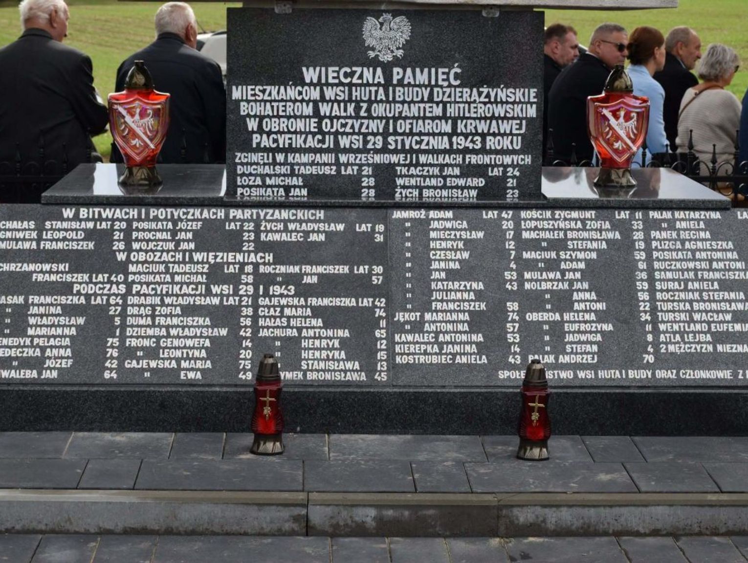 Huta Dzierążyńska: Przy odnowionym pomniku spotkali się, by oddać hołd poległym i ofiarom
