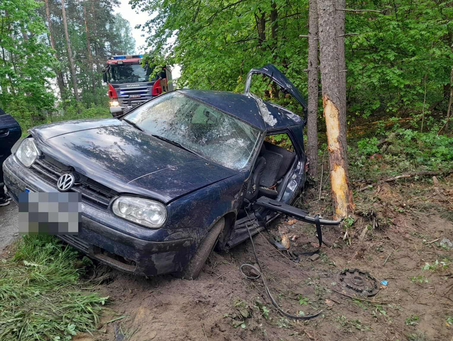 Hutków/Suchowola: Kierujący volkswagenem uderzył w drzewo. Z auta wydostali go druhowie OSP