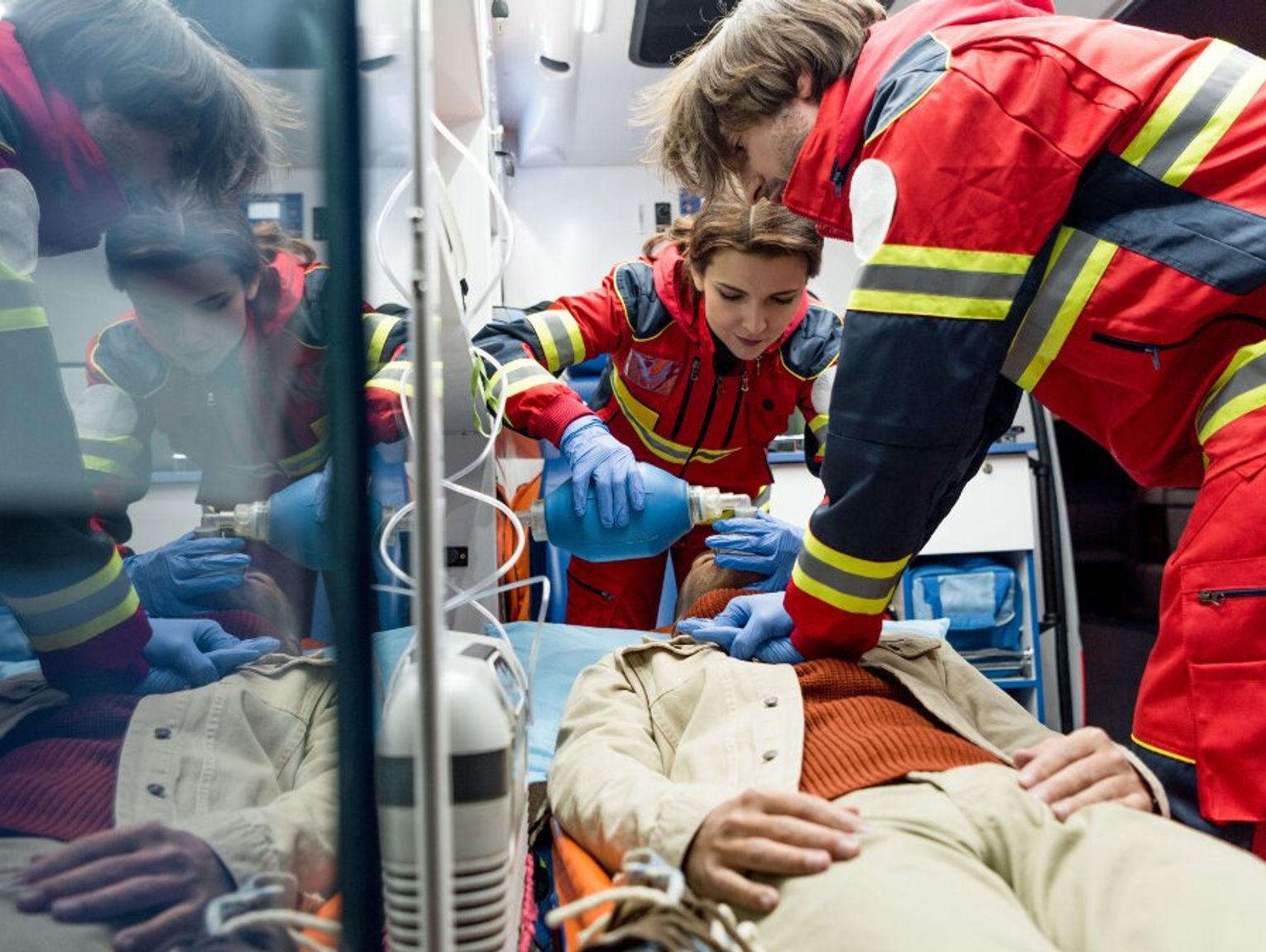 Kamizelki nożoodporne dla ratowników medycznych z opóźnieniem. Kiedy trafią do karetek?