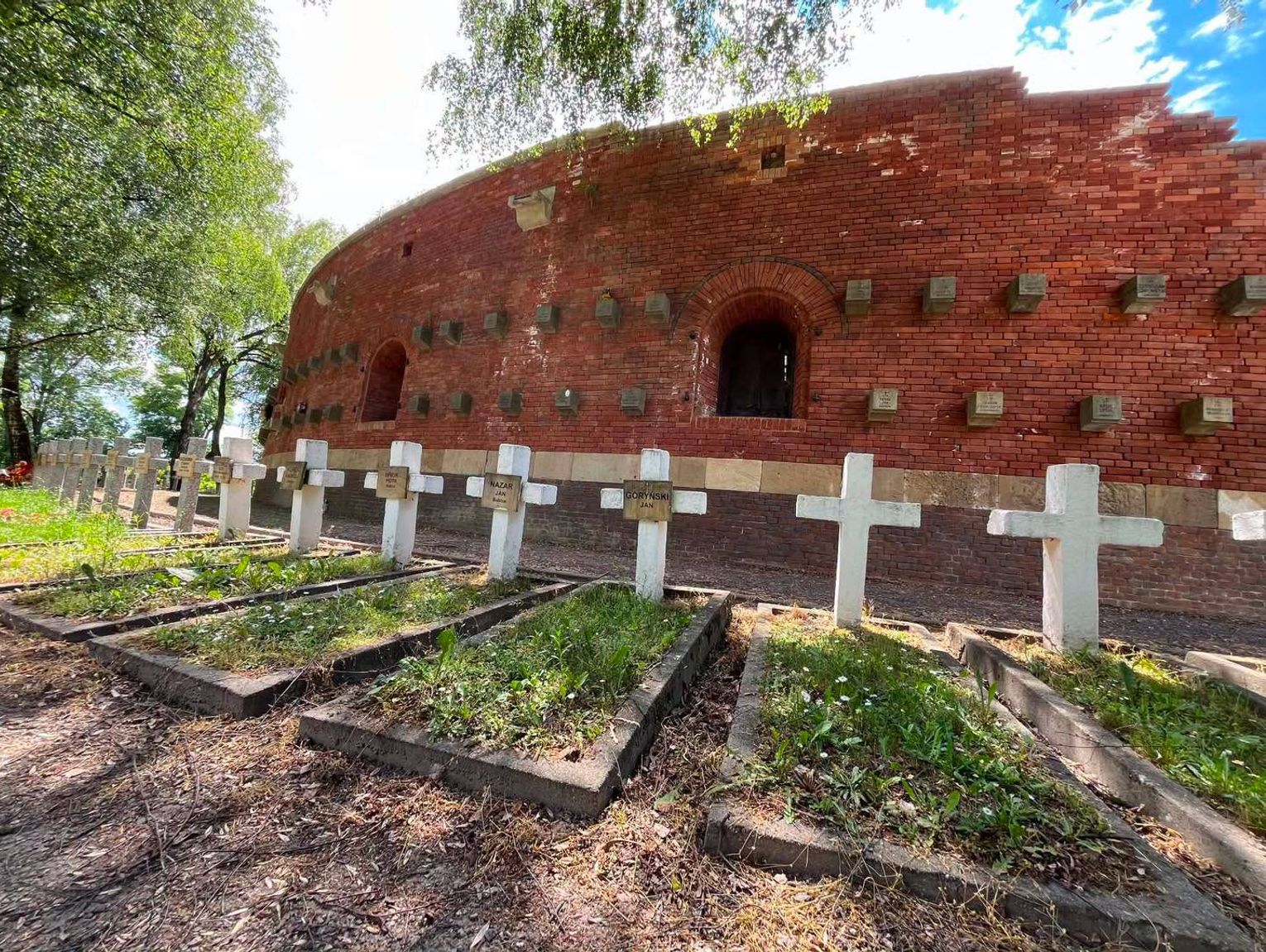 Zamość: Kolejne mogiły żołnierskie na Rotundzie zostaną wyremontowane