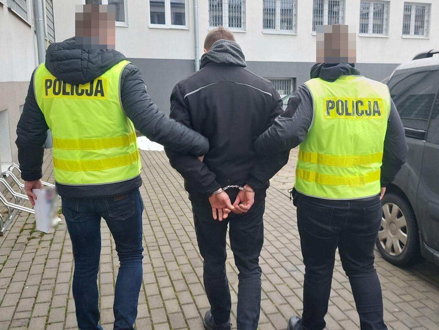 Przyszedł do urzędu, a policjanci wyprowadzili go w kajdankach. Czeka go rok więzienia