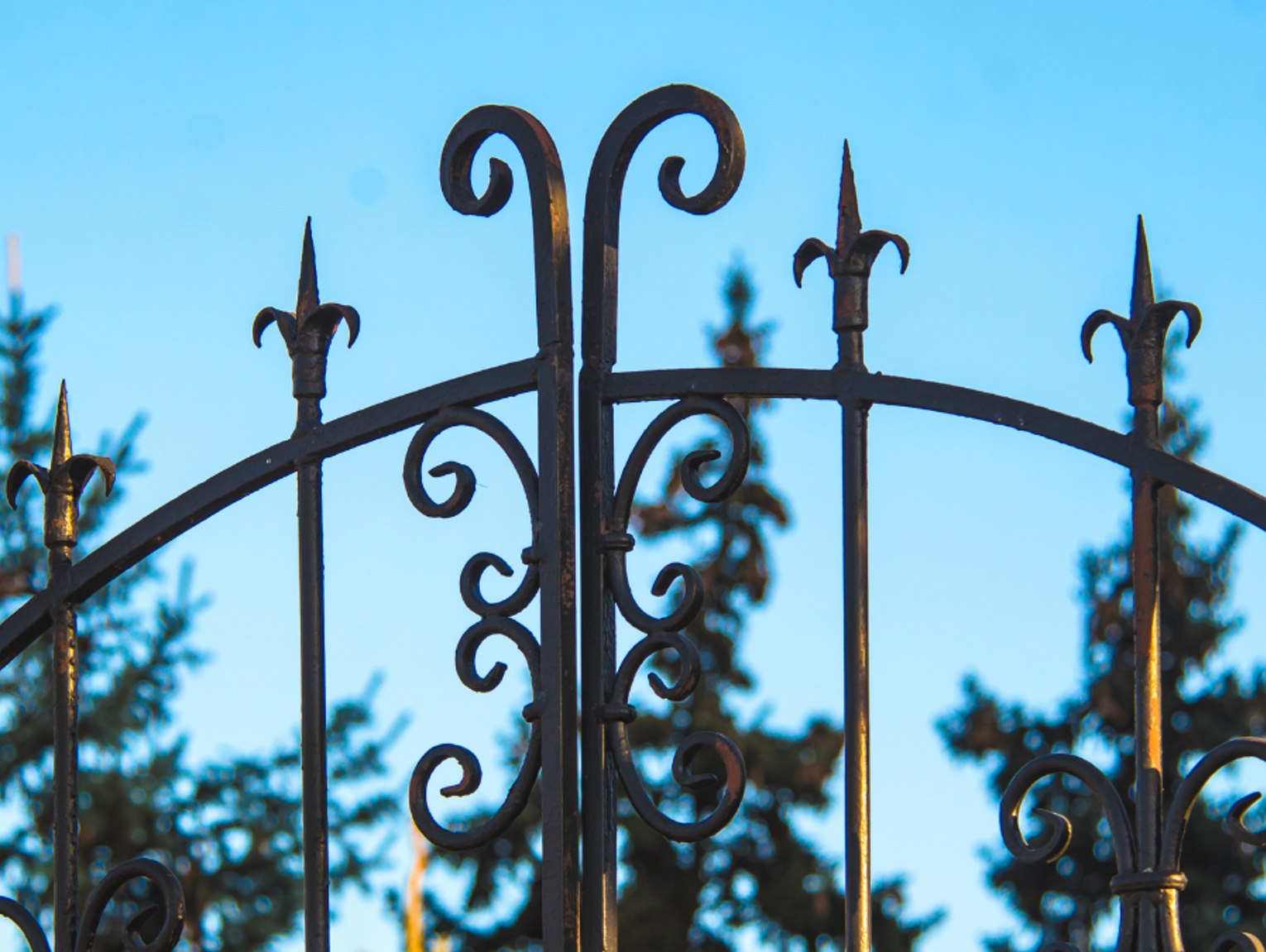 Koniec z kolczastymi płotami i obowiązkową fotowoltaiką. Tak zmienią się przepisy