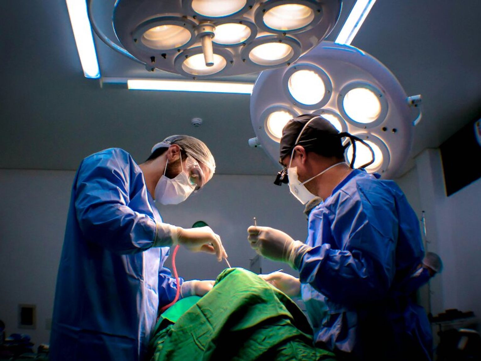 Koniec z „lekarzami walizkowymi”. Tych operacji nie zrobi już każdy szpital