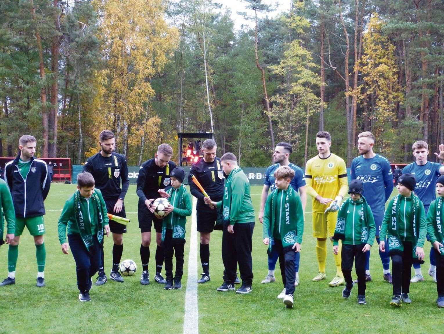 Krew, karetka, śmigłowiec LPR i „wielbłąd” sędziego. Dramatyczne sceny na boisku w Majdanie Starym