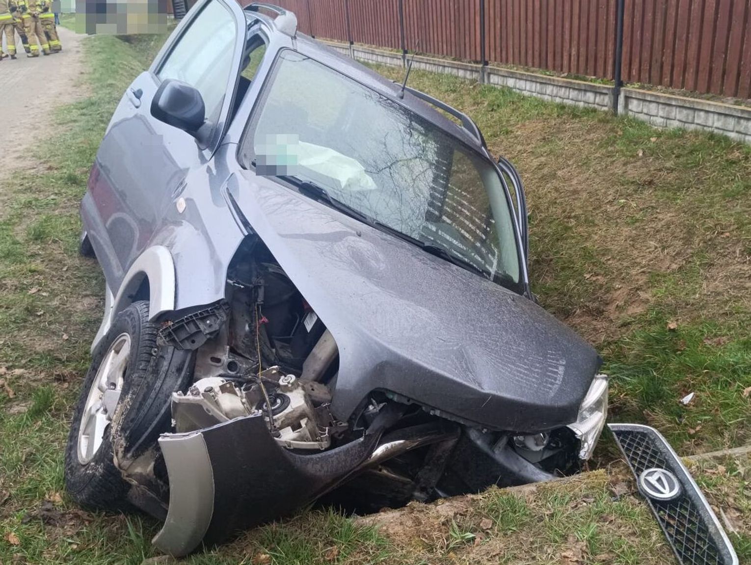 Księżpol: Daihatsu roztrzaskane o przepust. Ciężko ranny senior walczy o zdrowie w szpitalu