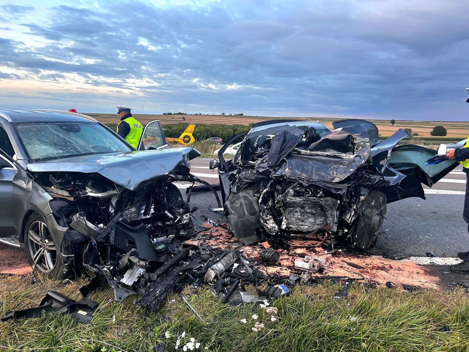 Makabryczna czołówka na DK 17. Nie żyje 61-letnia kobieta, a 20-latek jest w stanie ciężkim [ZDJĘCIA+FILM]