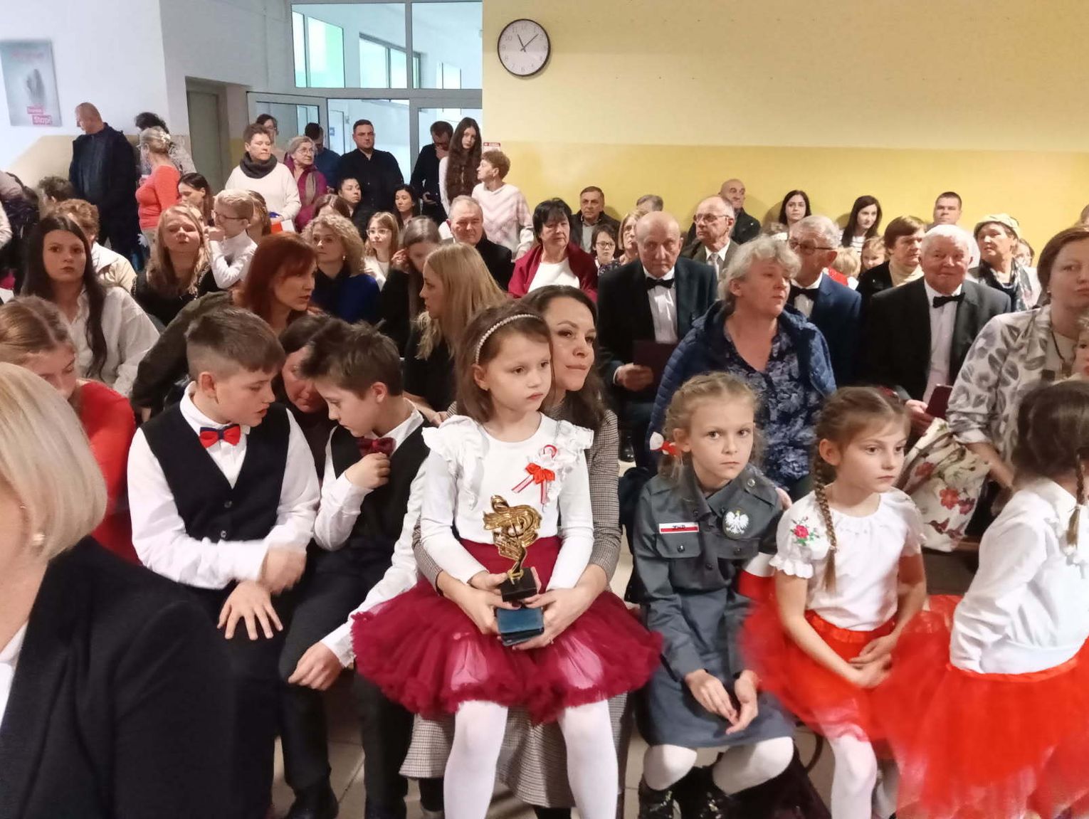 Międzygminny Przegląd Pieśni Patriotycznej w szkole w Wierzbie