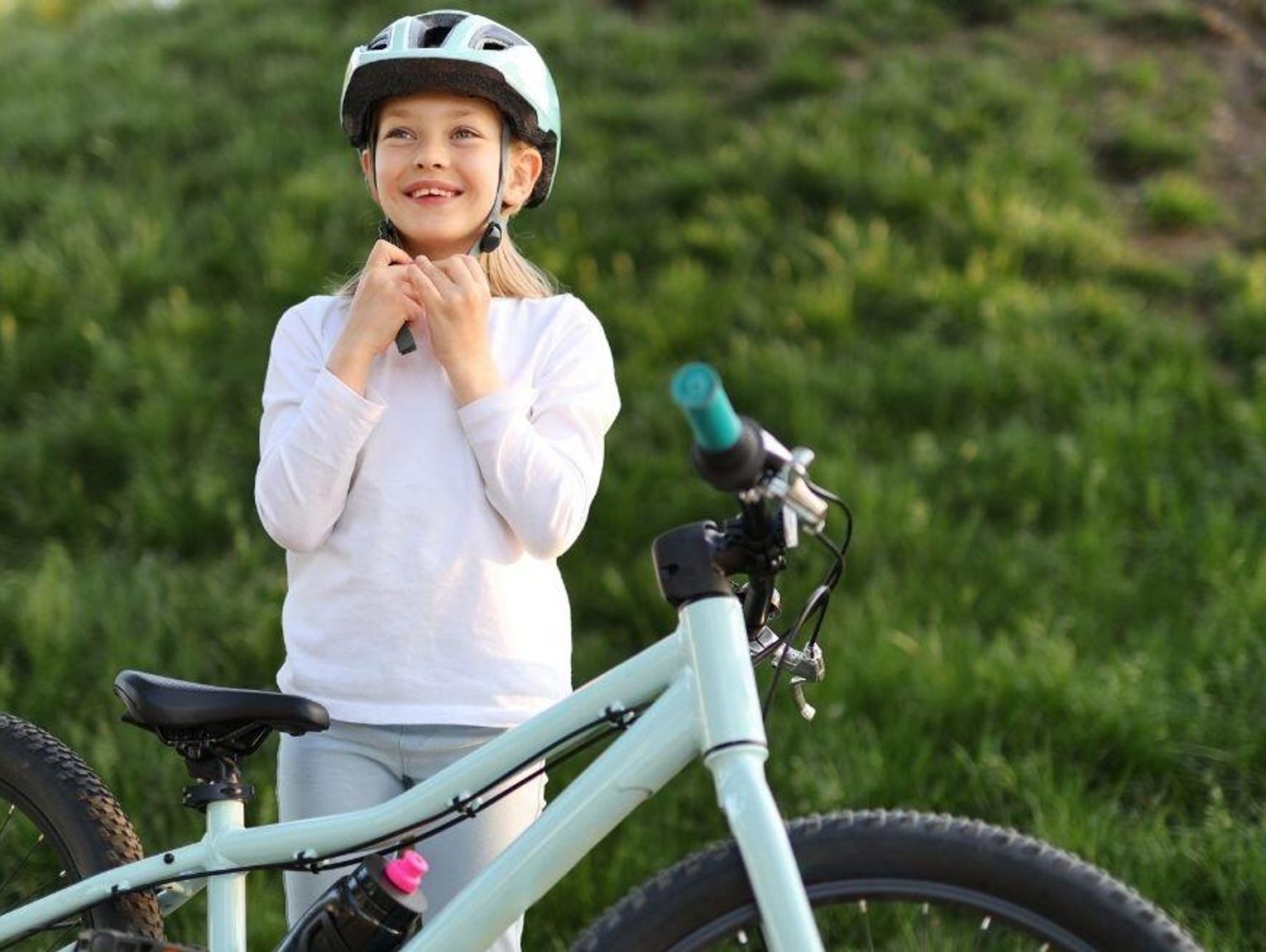 Minister idzie na zakupy. Szuka 65 tysięcy kasków dla dzieci