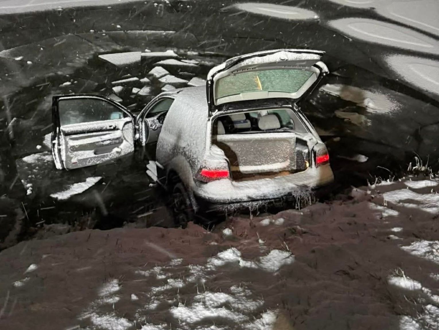 Młodzi kierowcy przeszarżowali. Jedno z aut wylądowało w stawie