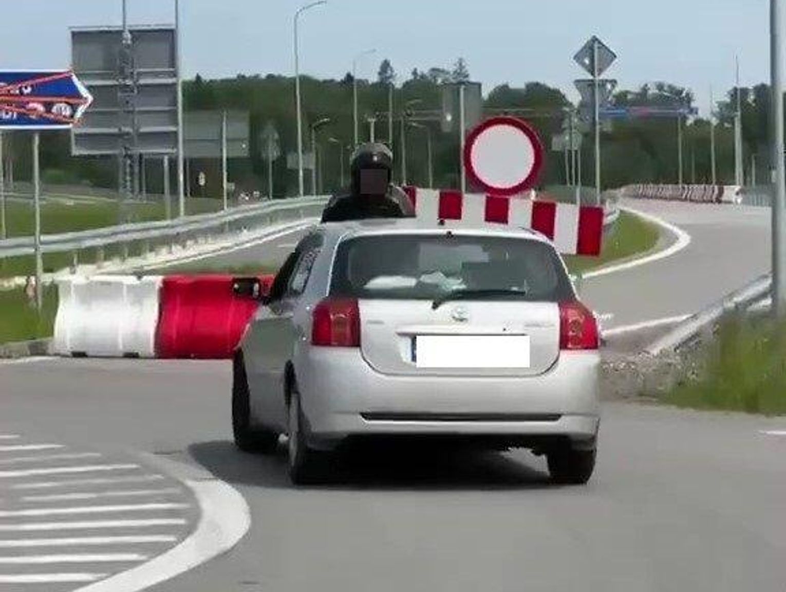 Lubelskie: Motocyklista na masce auta. Chciał zatrzymać pijanego kierowcę [WIDEO, ZDJĘCIA]