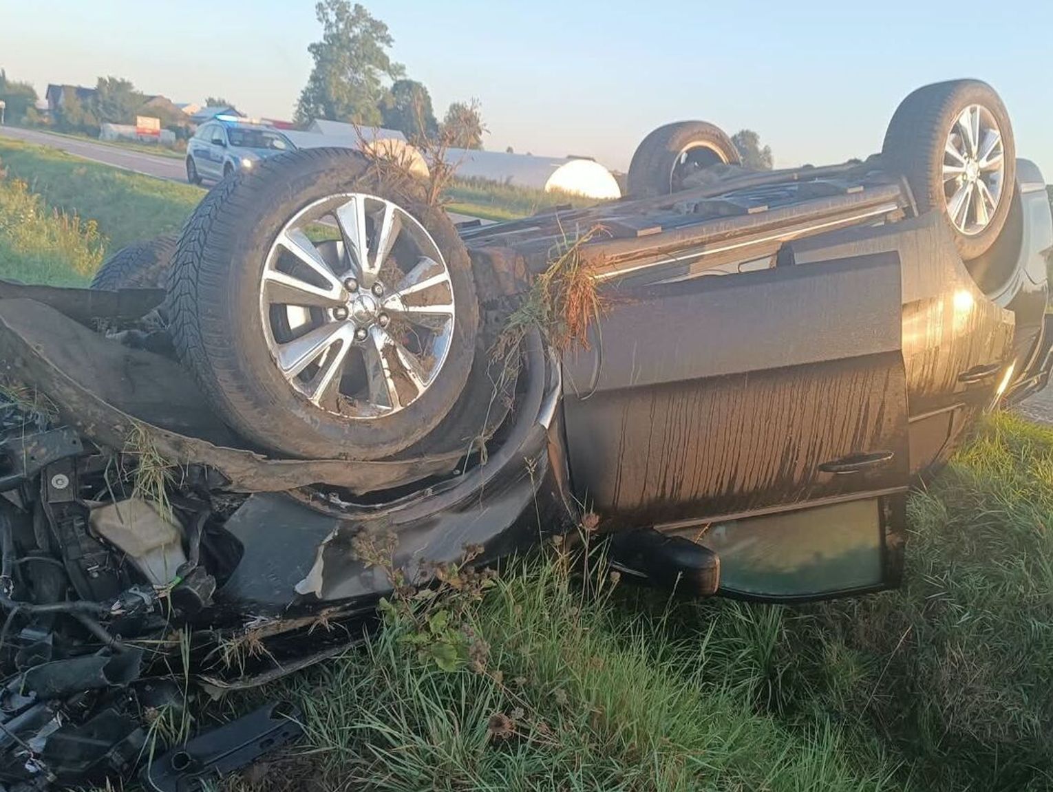 Motocyklista uciekał do rowu, a dodge dachował po spotkaniu z sarną