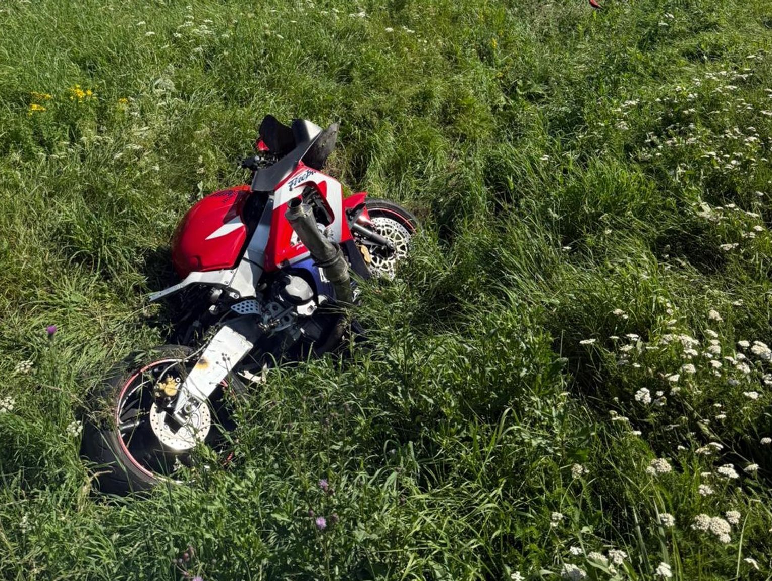 Motocyklista z Zamościa miał wypadek w Tarnawatce. Trafił do szpitala