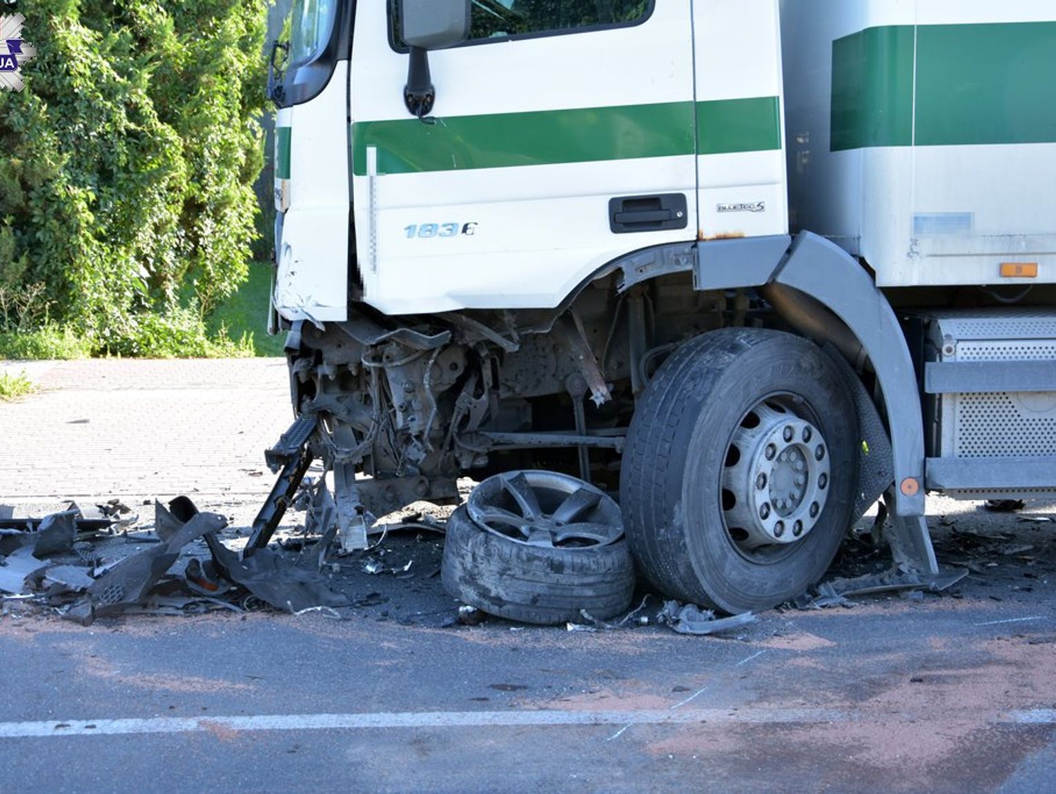 Nietrzeźwy kierowca audi czołowo zderzył się z ciężarówką [ZDJĘCIA]