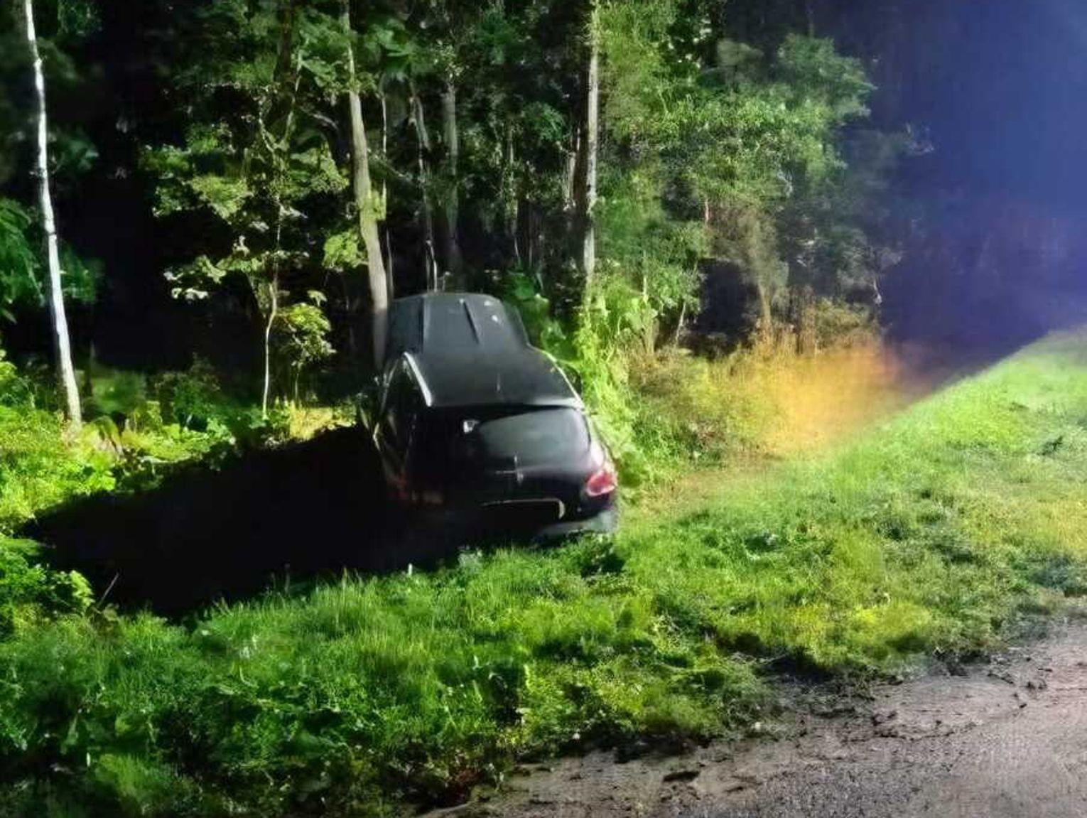Nissan wypadł z drogi do rowu, 25-latka w szpitalu