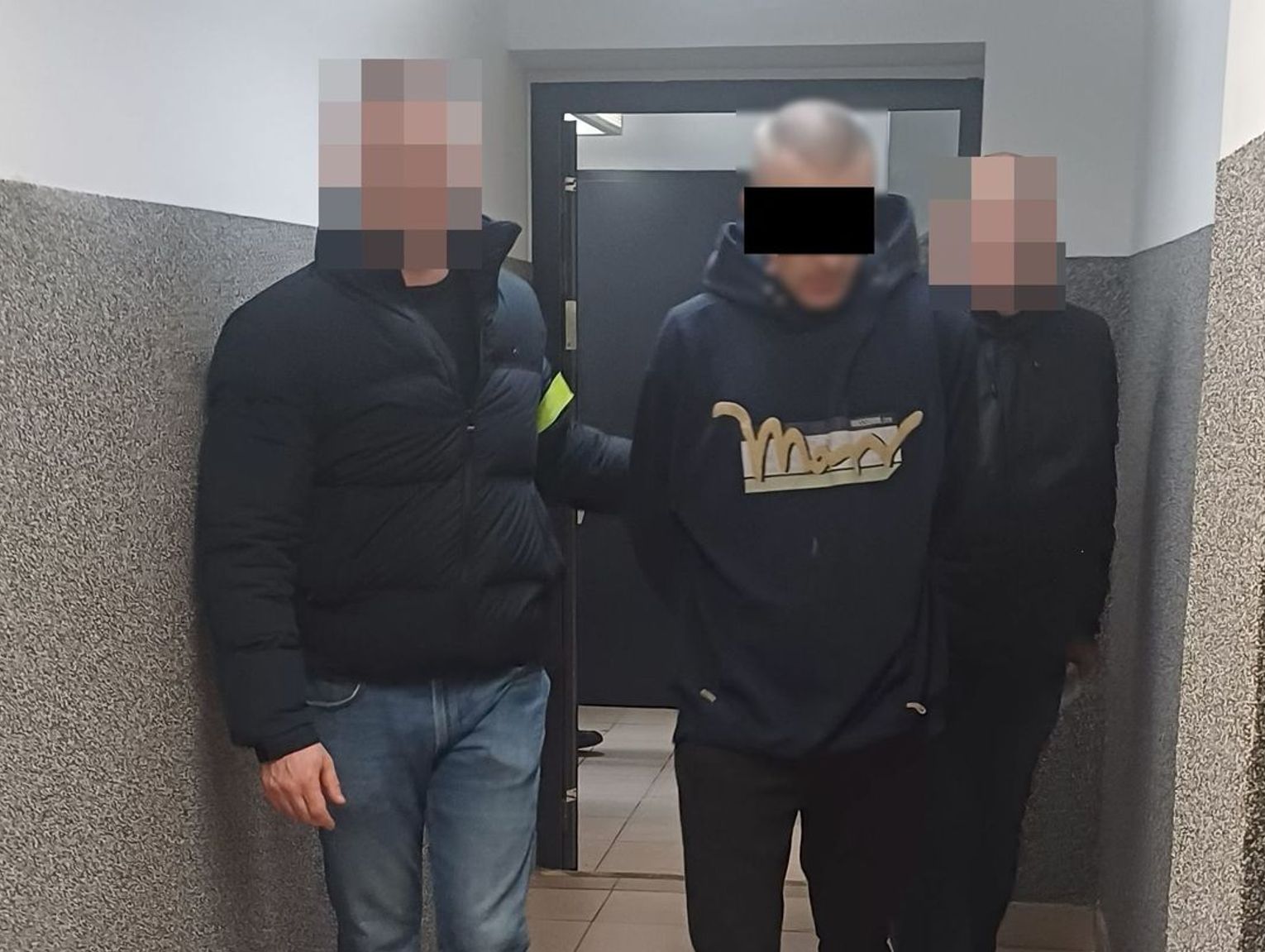 Nocna demolka przed komendą w Biłgoraju. Napastnika powtrzymał paralizator