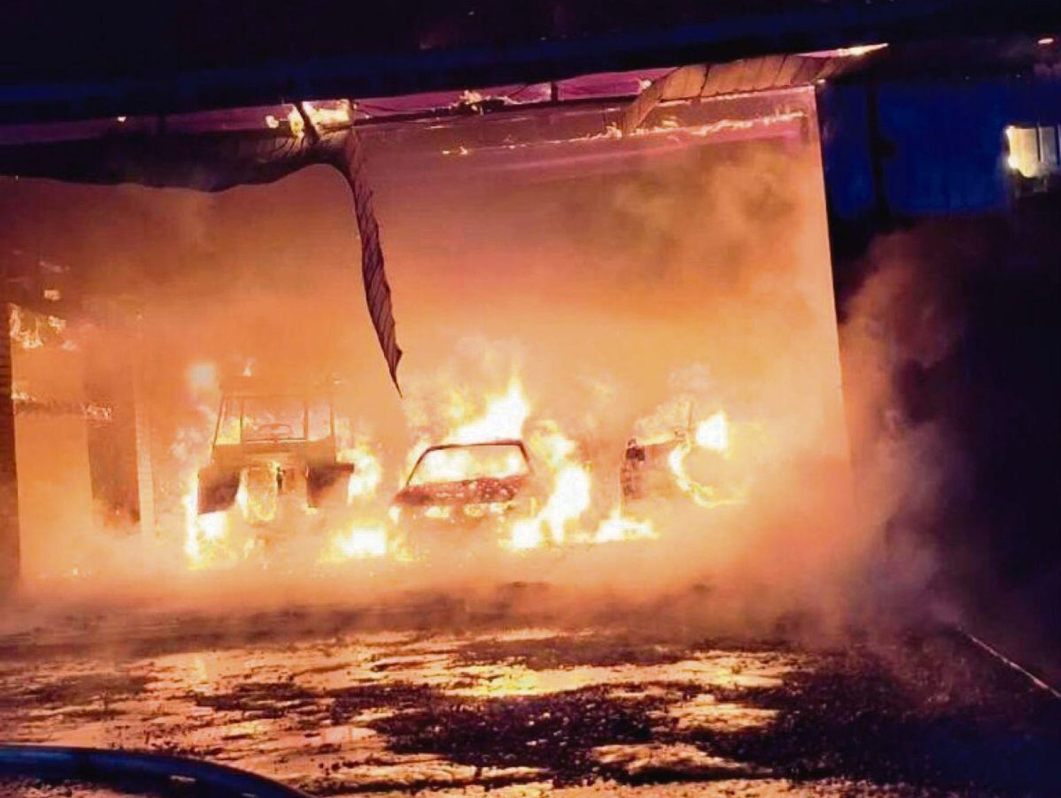 Nocna walka z ogniem w Radzięcinie. Doszczętnie spłonęły auta, ciągnik i maszyny rolnicze