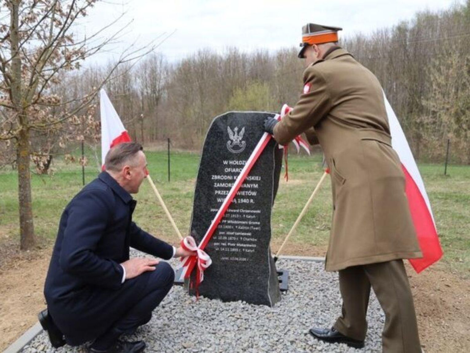 Nowa tablica w Jankach w hołdzie ofiarom zbrodni katyńskiej