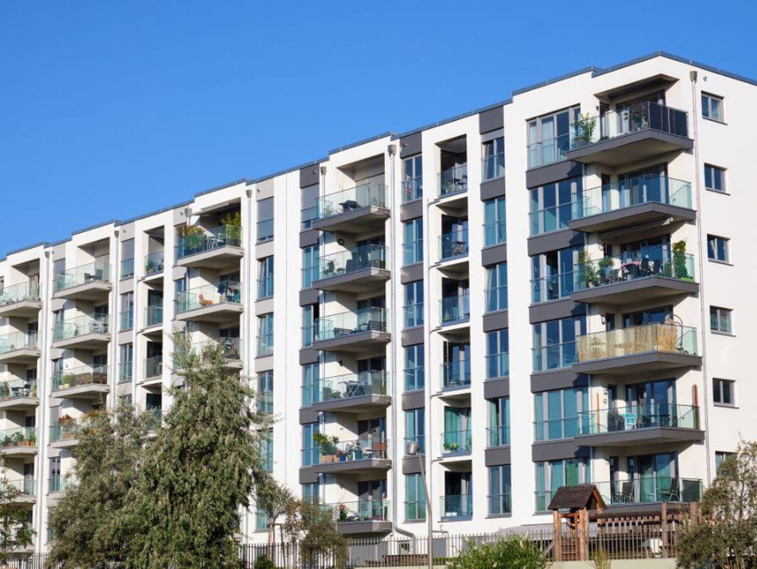 Nowe i puste. Pierwsze miasta biorą się za deweloperów