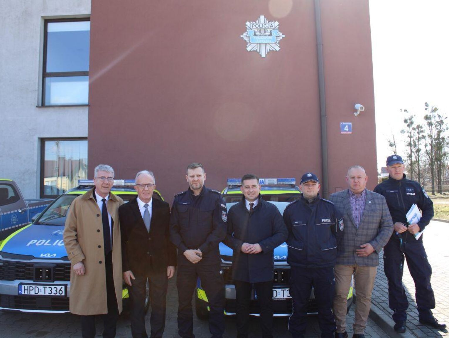 Nowe radiowozy dla tomaszowskiej policji. Wsparcie samorządów dla bezpieczeństwa mieszkańców [ZDJĘCIA]