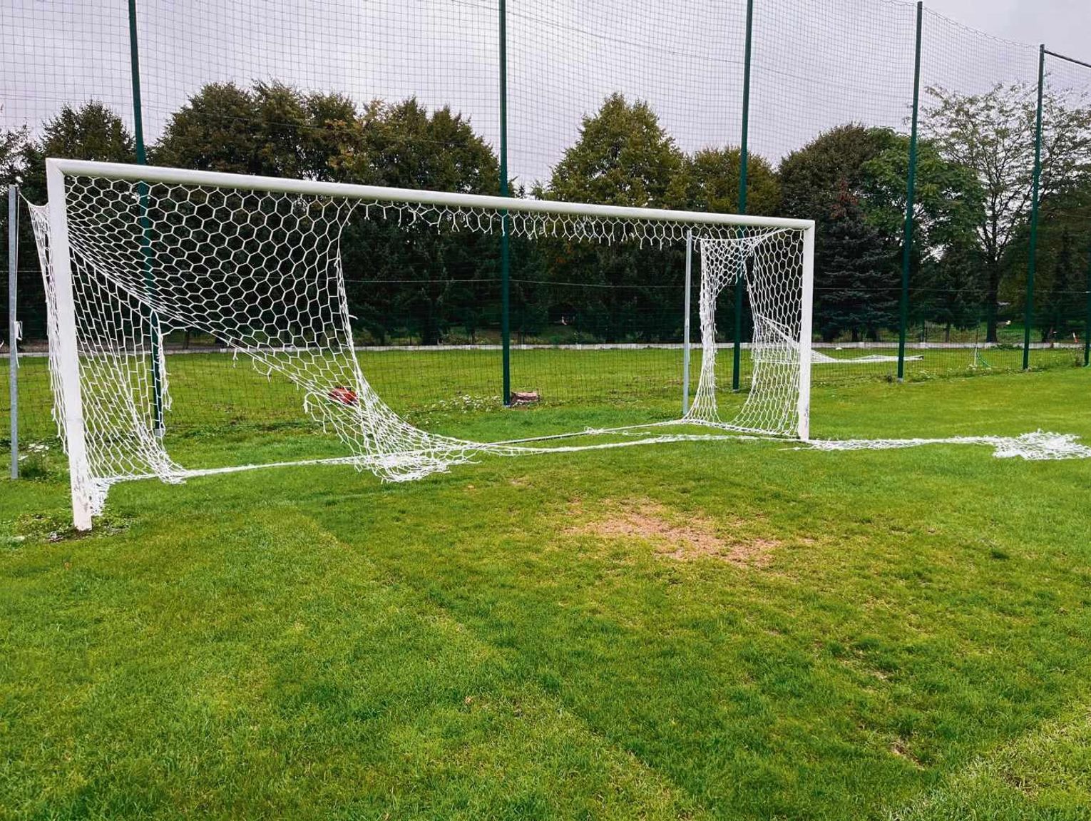 Siatki na stadionie „Andorii” w Mirczu sponsorowali kibice, po 2 tygodniach zniszczyli je wandale