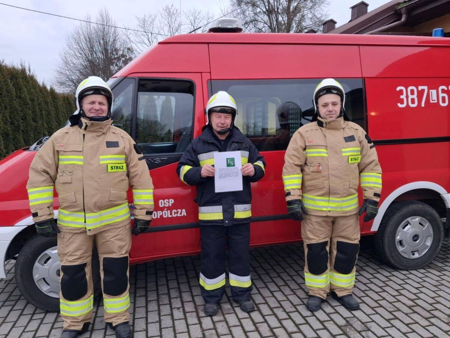 Nowy samochód dla OSP KSRG Kosobudy. Ich koledzy z OSP Topólcza dostali umundurowanie