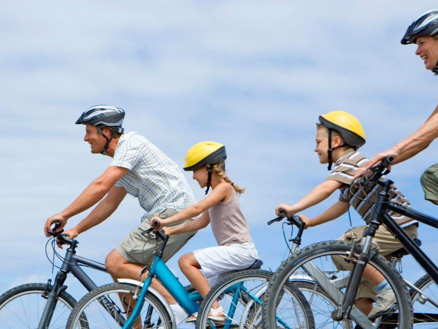 Obowiązkowe kaski dla rowerzystów. Wiceminister ujawnia plan