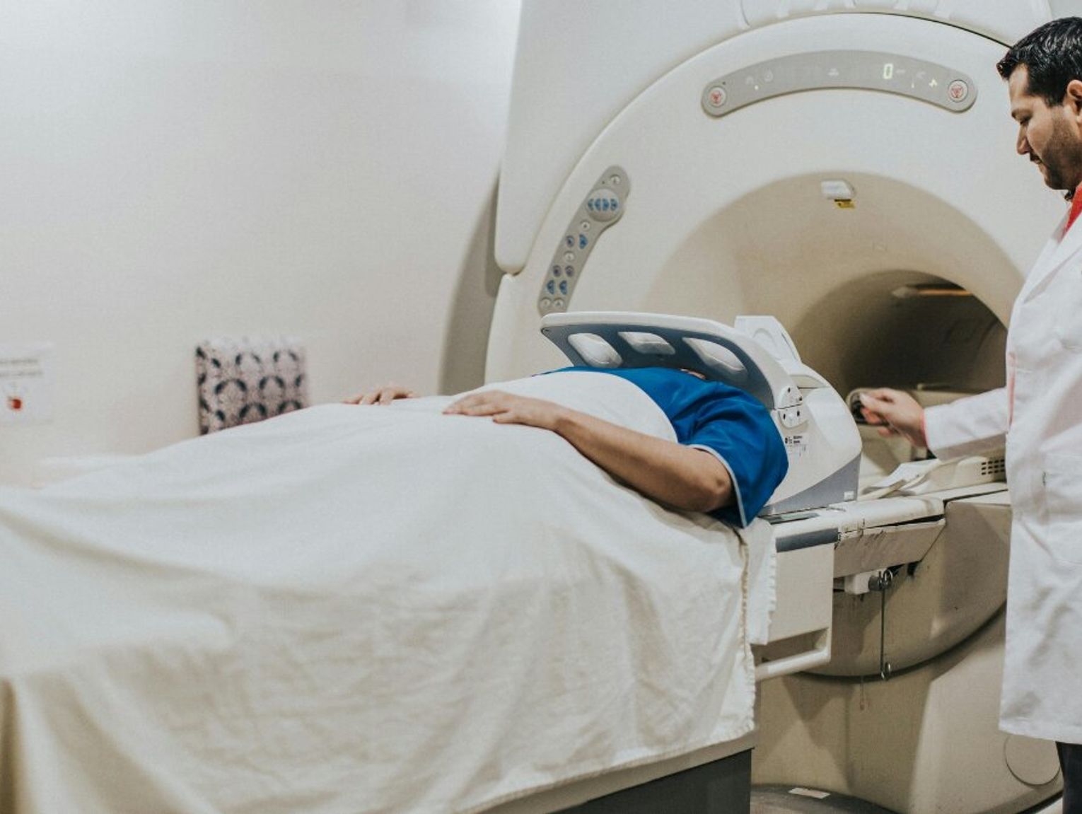 Pacjent coraz dłużej czeka na badania, a NFZ tnie pieniądze