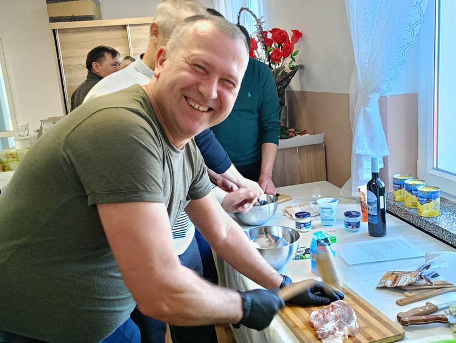 Panowie w kuchni. W Telatynie świętowali Dzień Mężczyzn przy garnkach i patelniach [ZDJĘCIA]