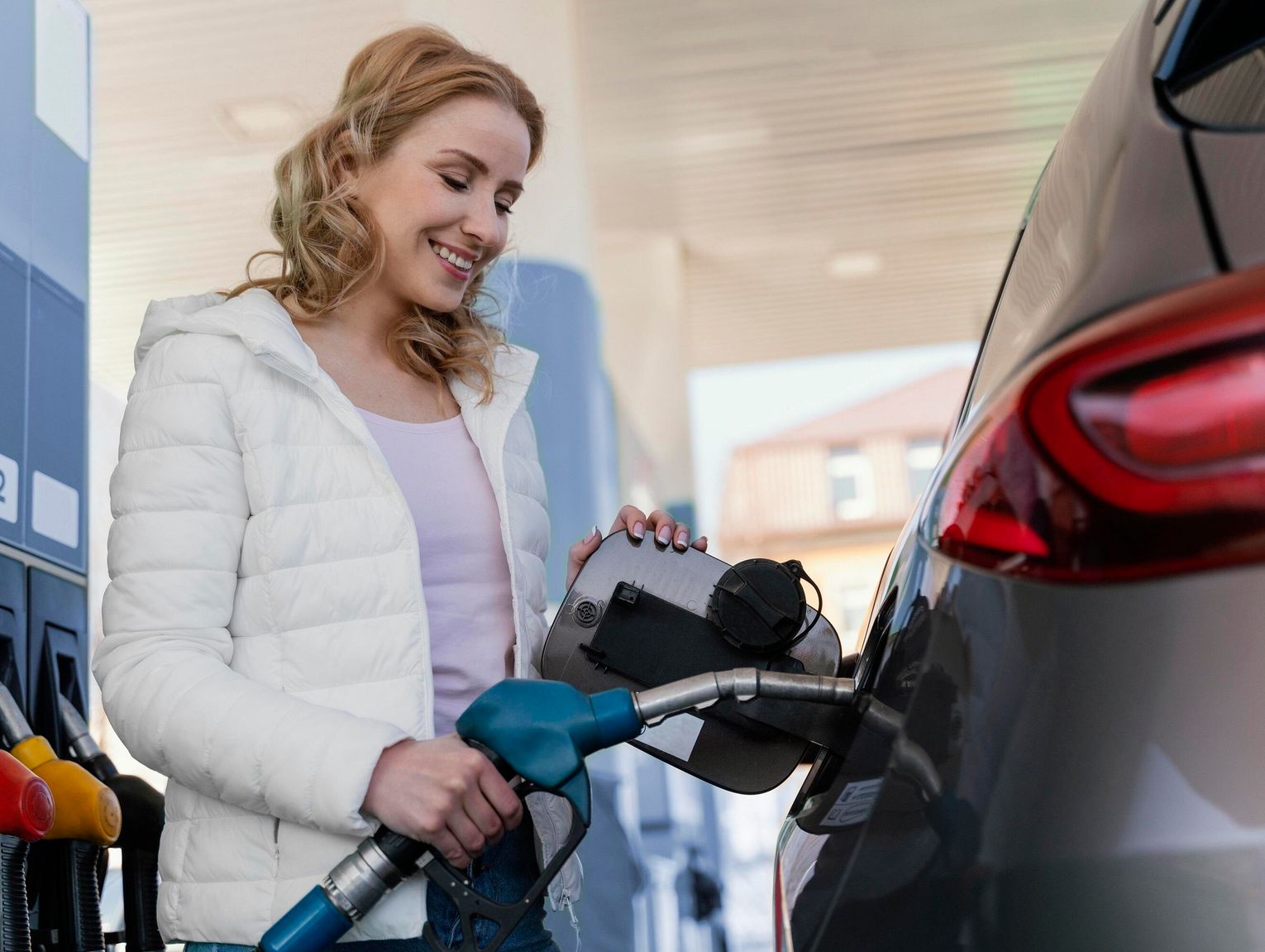 Państwo ustala ceny paliw. Spadek o ponad złotówkę na litrze