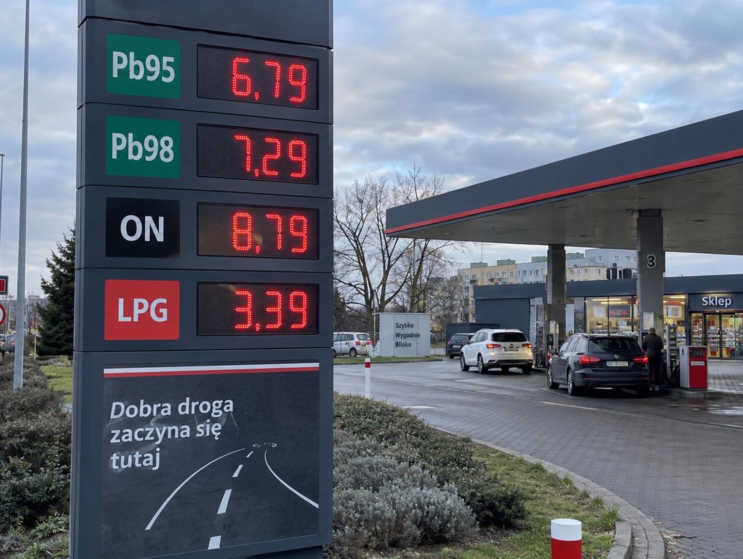 Pełny bak droższy choćby o 78 zł. Nowa prognoza cen paliw mocno uderza w kierowców