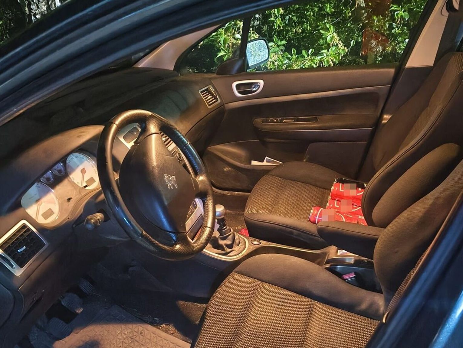 Peugeot odholowany, prawo jazdy zabrane. Dzielnicowy z Łaszczowa zatrzymał nietrzeźwego kierującego