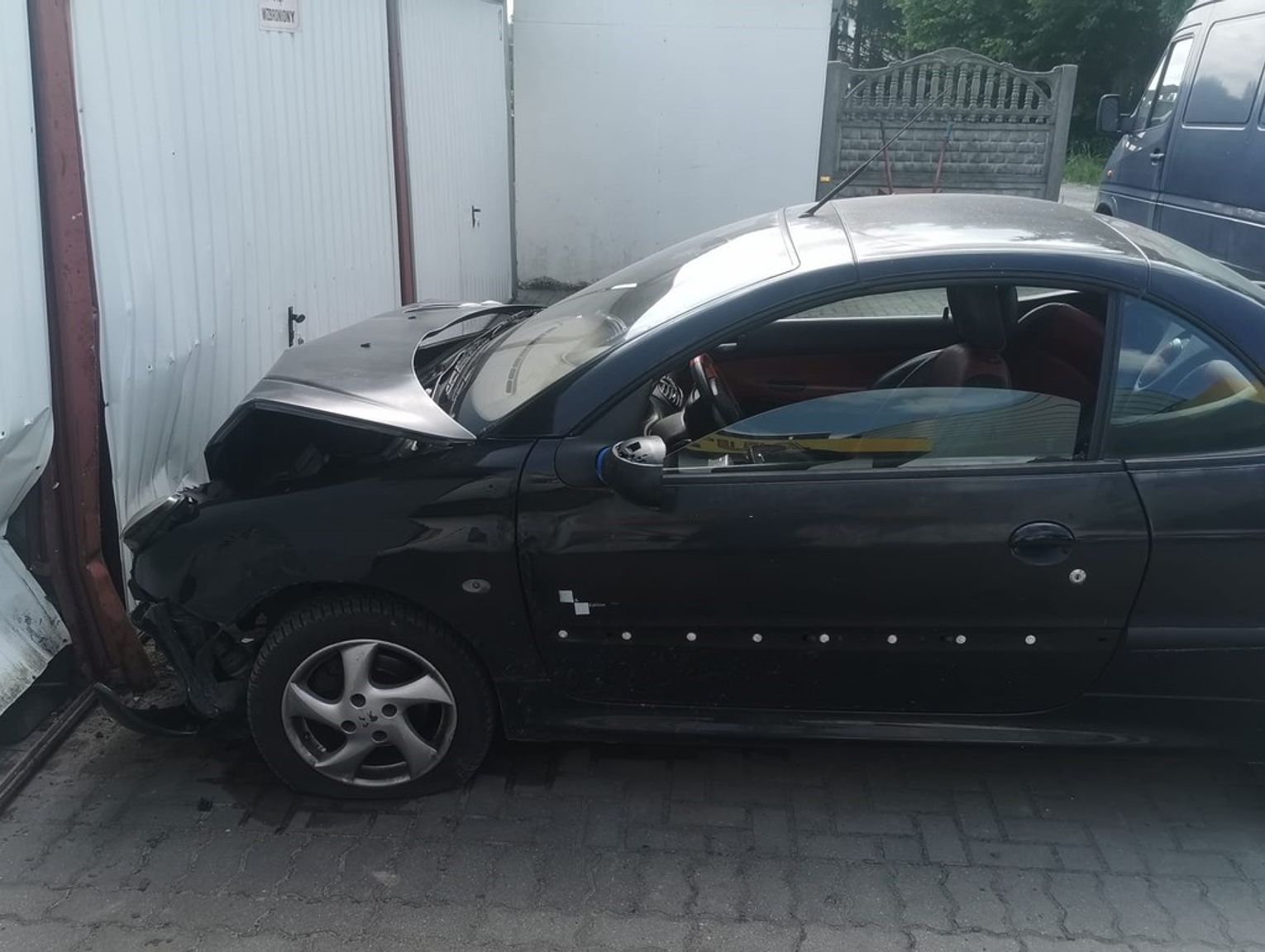 Pijana 29-latka z gminy Łaszczów wjechała peugeotem w garaż. Uciekała z pasażerem w zarośla