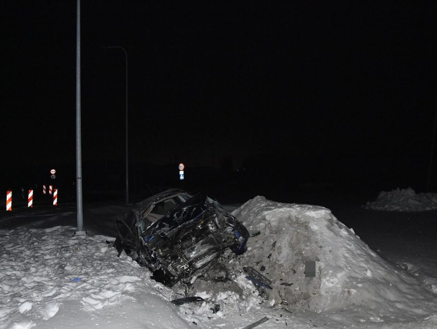 Lubelskie: Pijany recydywista dachował na rondzie. Pasażer wylądował w szpitalu