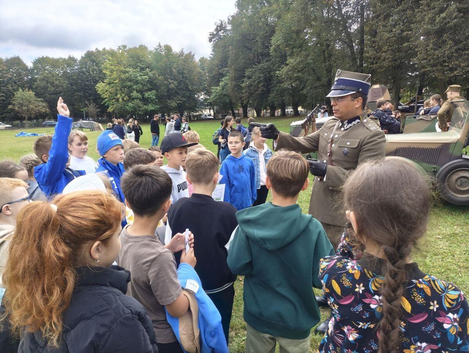 Piknik militarno-historyczny w Tomaszowie Lubelskim. W programie dioramy, kawaleria i wojskowa grochówka