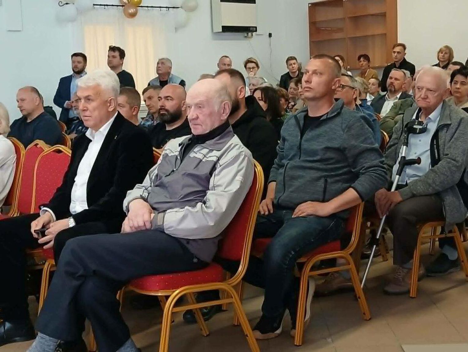 Płoskie: Spór o maszt 5G. Mieszkańcy i Aeroklub ZZ mówią „NIE” 52-metrowej konstrukcji przy szkole