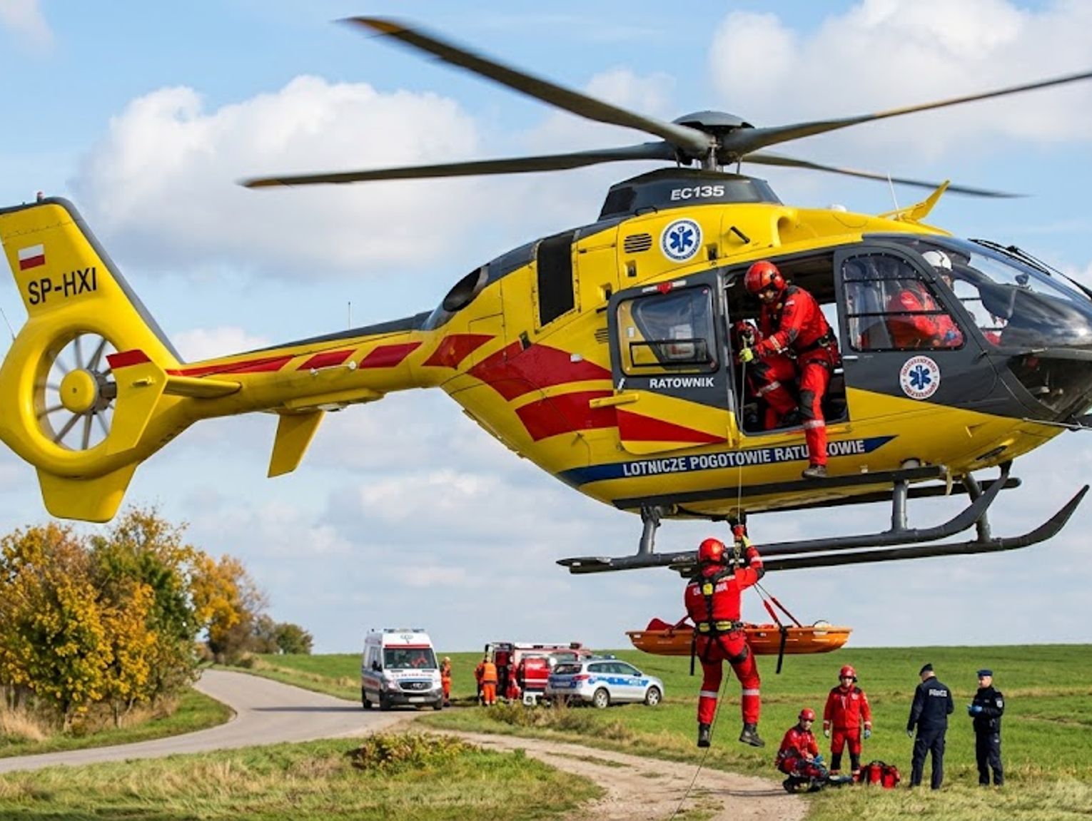Pod Biłgorajem dachowało rozpędzone Audi, 28-latek zabrany śmigłowcem LPR