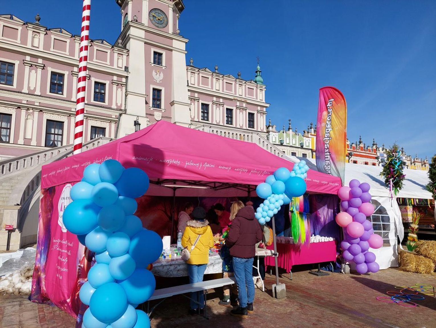 Pod zamojskim Ratuszem kilkadziesiąt stoisk. Trwa Jarmark Kaziukowy [ZDJĘCIA]