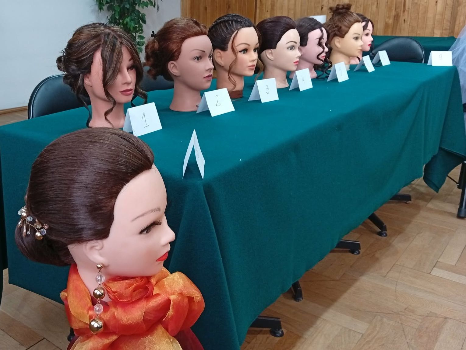 Pokazały, jak potrafią czesać. Hufiec Pracy w Tomaszowie rozstrzygnął konkurs dla fryzjerów