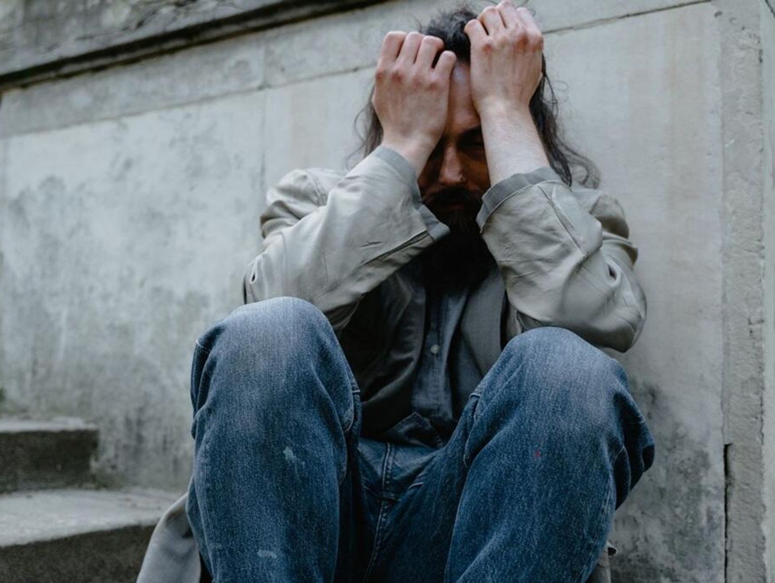 Polacy pożyczają u lichwiarzy i rujnują sobie życie. Państwo rozkłada ręce