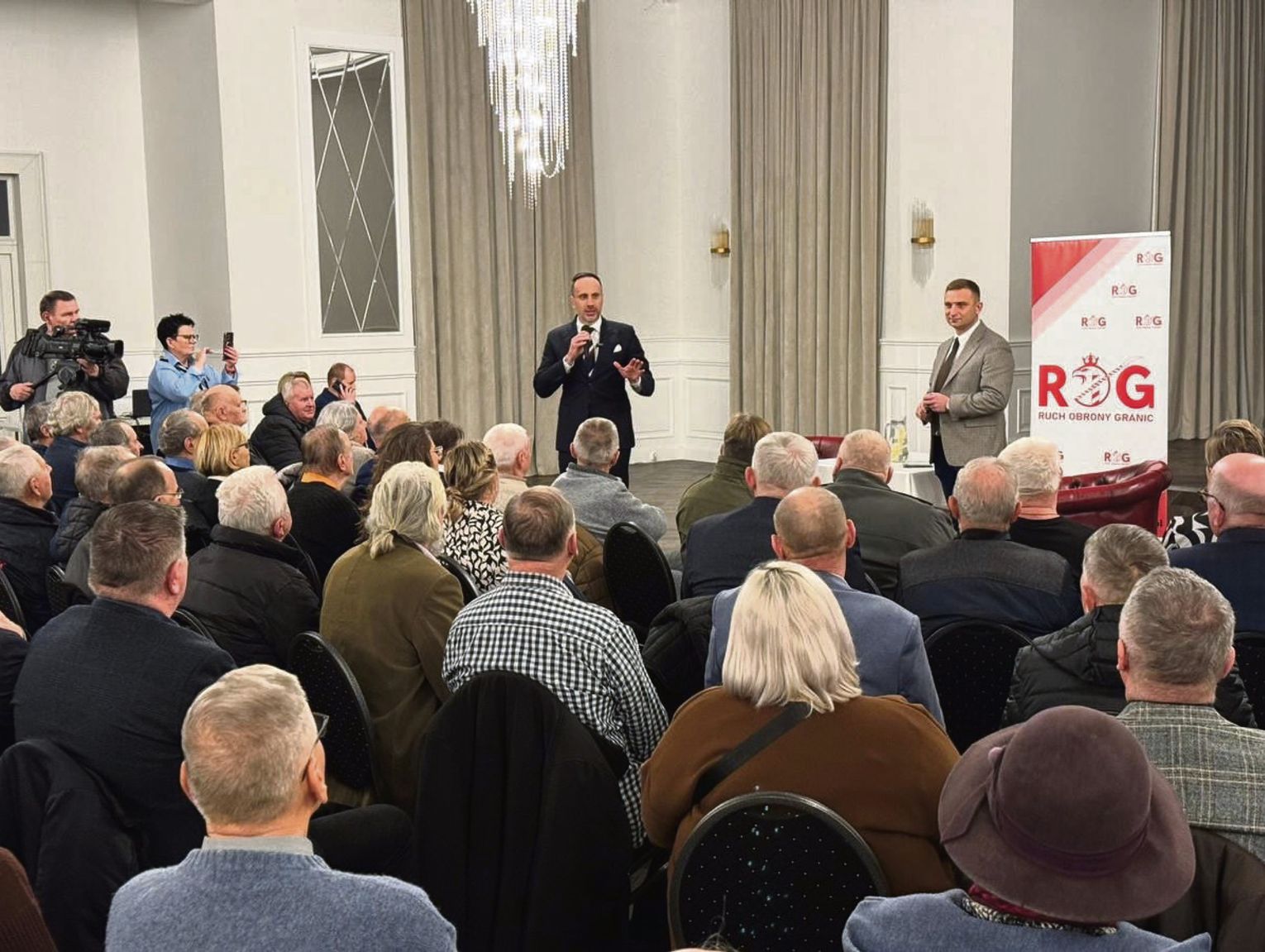 Poseł Kowalski i lider Ruchu Obrony Granic w Zamościu. W tle protest ich przeciwników