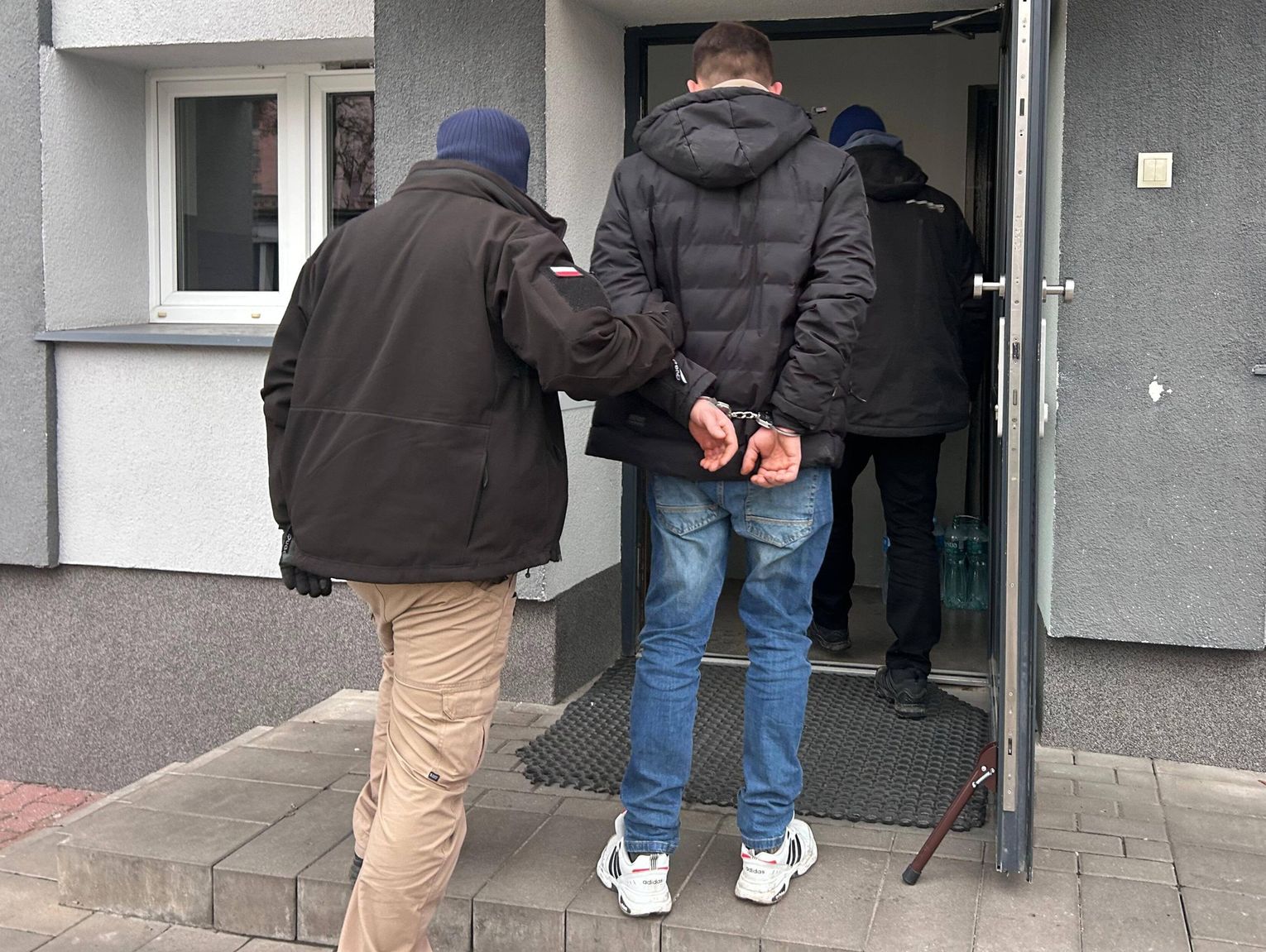 Kobieta uciekała autem, mężczyzna pieszo. Oboje byli pijani