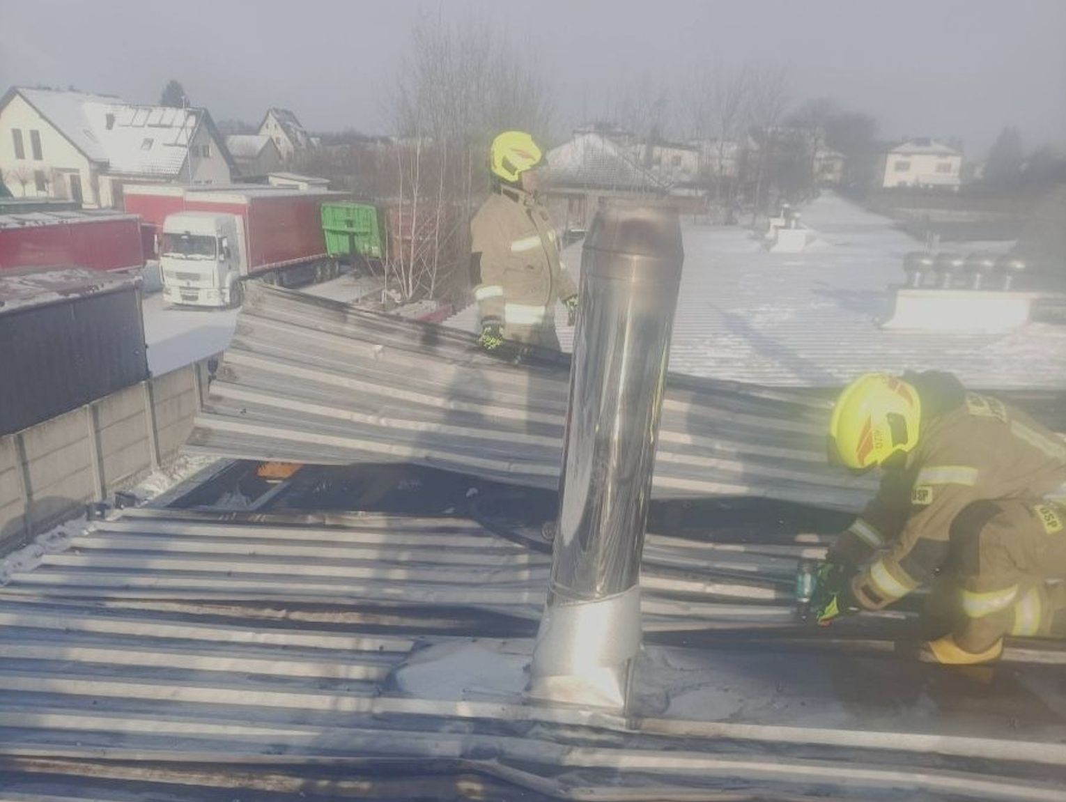 Pożar hali produkcyjnej w Łaszczowie. Akcja służb trwała ponad dwie godziny [ZDJĘCIA]