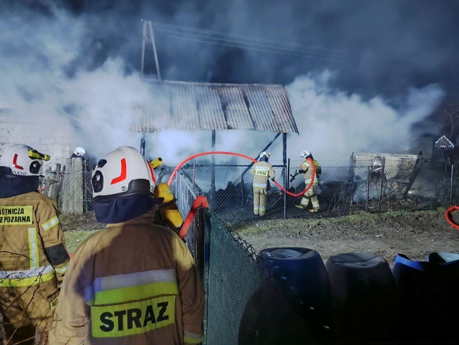 Pożar w gminie Zwierzyniec. Palił się budynek gospodarczy [ZDJĘCIA]